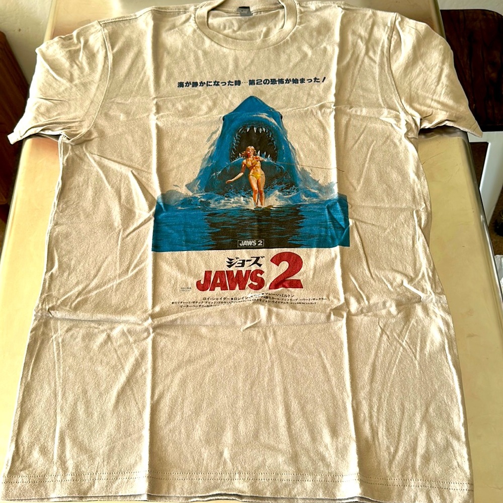 Jaws 2 (film) - Japanese Movie Poster T-Shirt. Grey, medium.